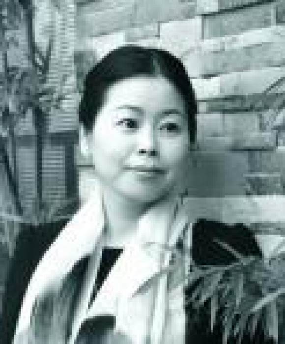 紫砂艺人贺洪梅，正高级工艺美术师（乡土人才评审获得）