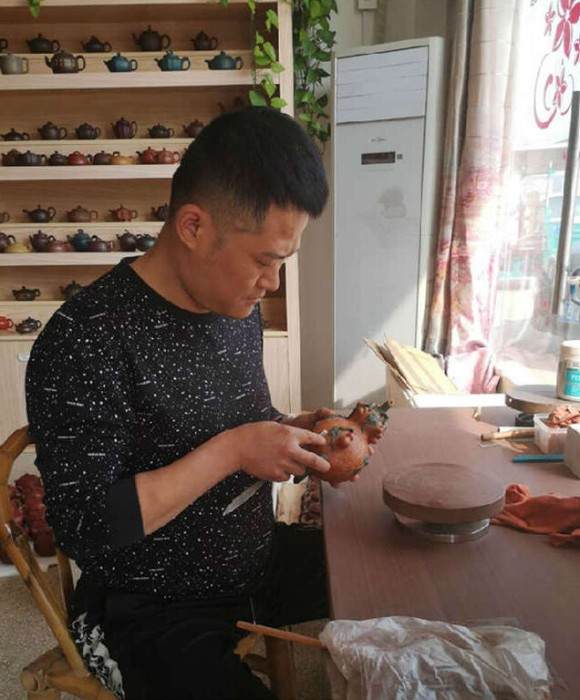 紫砂艺人赵志达，助理工艺美术师