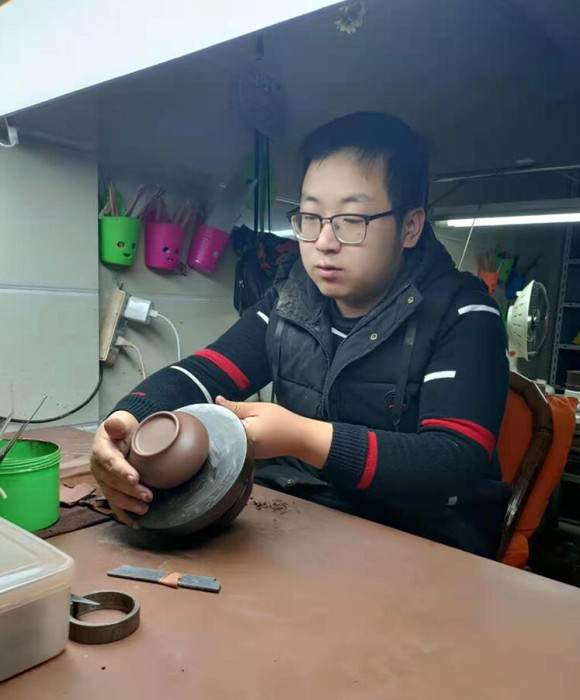 紫砂艺人赵曙辉，助理工艺美术师