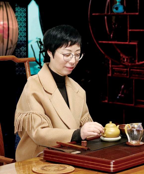 紫砂艺人赵霞，助理工艺美术师