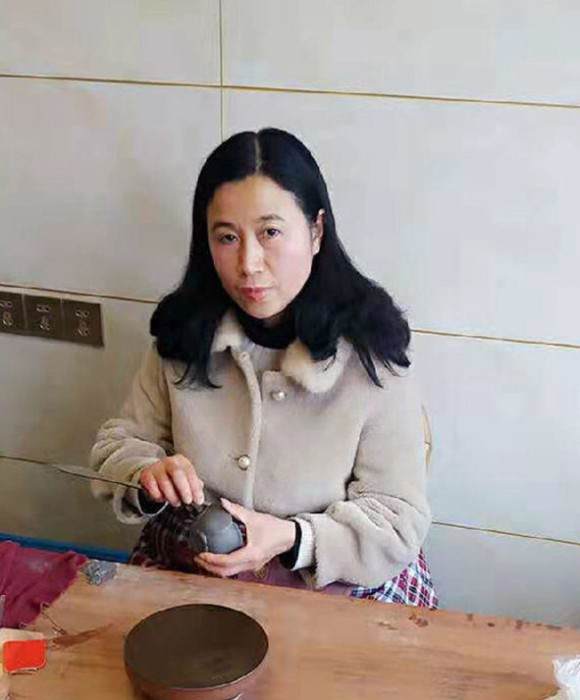 紫砂艺人辜红英，助理工艺美术师