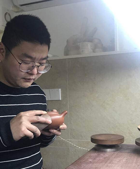 紫砂艺人连云，助理工艺美术师