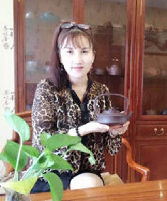 紫砂艺人邓岩，高级工艺美术师