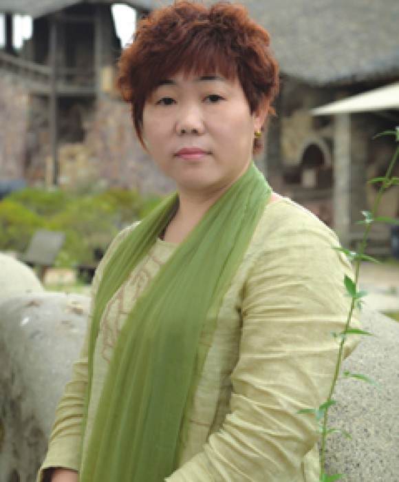 紫砂艺人邵亚芬，工艺美术师