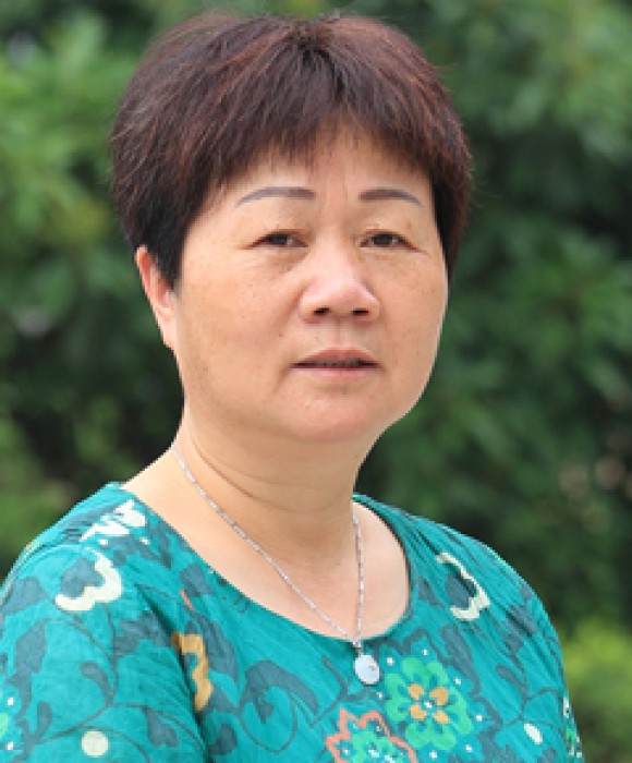 紫砂艺人邵俊芬，正高级工艺美术师（乡土人才评审获得）
