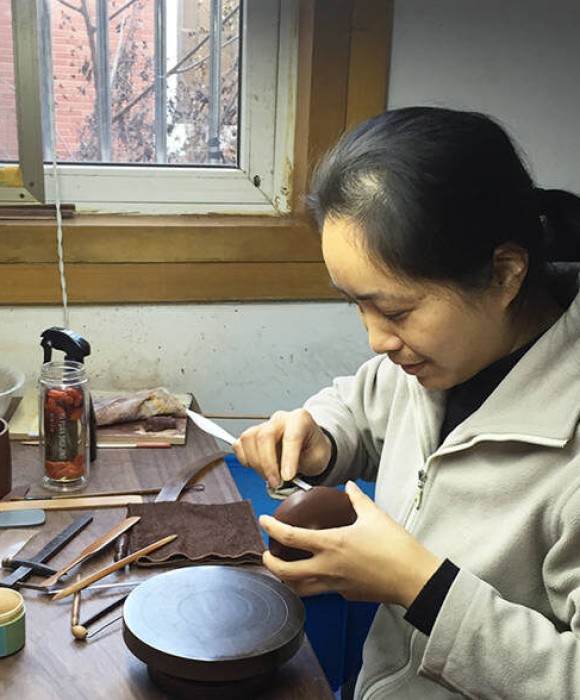 紫砂艺人邵勤娟，助理工艺美术师