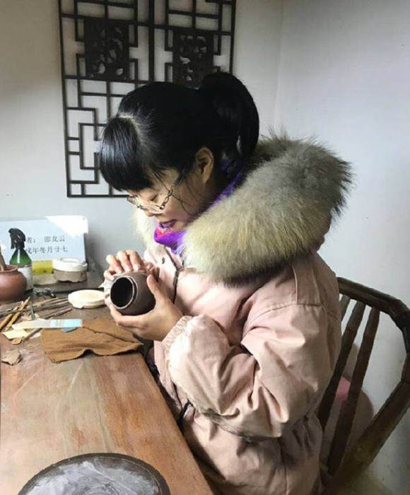 紫砂艺人邵龙云，助理工艺美术师