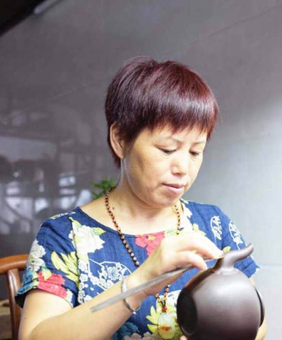 紫砂艺人邹丽娟，工艺美术师