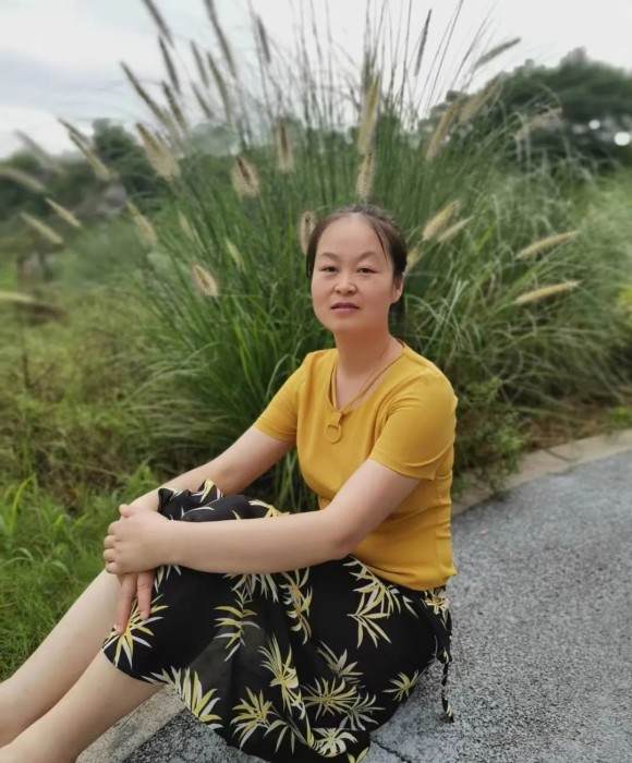 紫砂艺人邹森华，助理工艺美术师