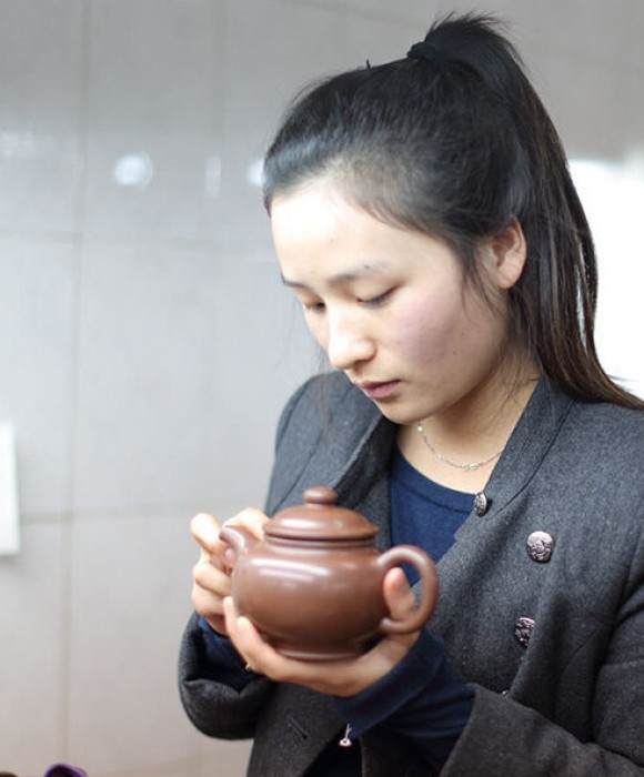 紫砂艺人邹维婷，助理工艺美术师