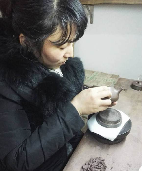紫砂艺人邹雪英，助理工艺美术师