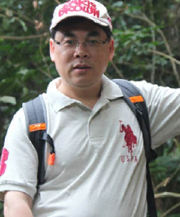 紫砂艺人郁百平，工艺美术师