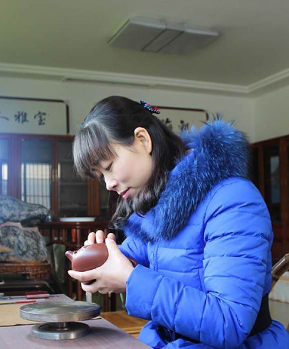 紫砂艺人郁霞，助理工艺美术师
