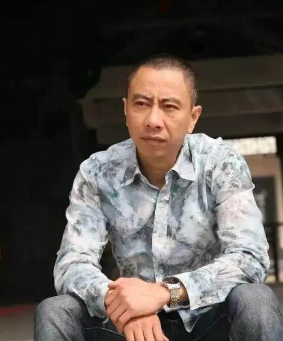 紫砂艺人郑剑锋，正高级工艺美术师（乡土人才评审获得）