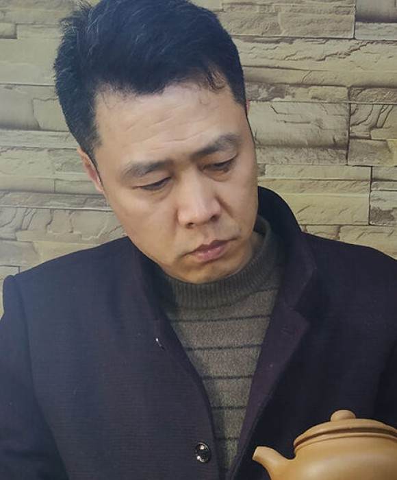 紫砂艺人郑存民，助理工艺美术师