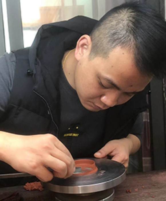 紫砂艺人郑心宽，助理工艺美术师
