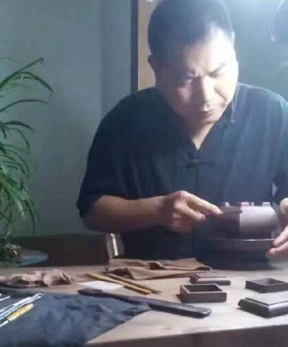 紫砂艺人郑心青，助理工艺美术师