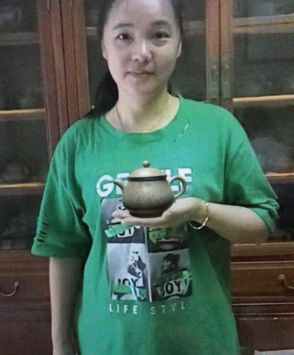 紫砂艺人郭彩华，助理工艺美术师