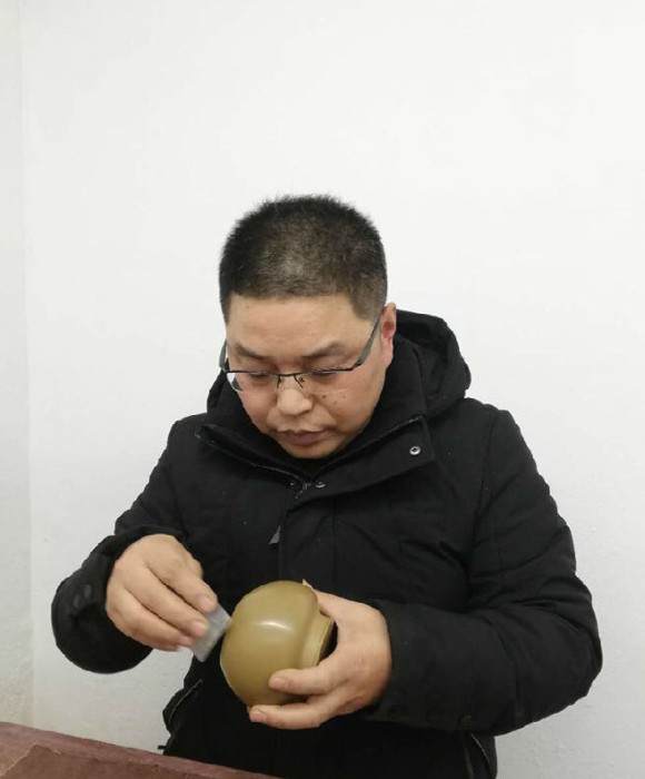 紫砂艺人钮学军，工艺美术师