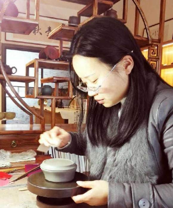 紫砂艺人钱亚琴，工艺美术师