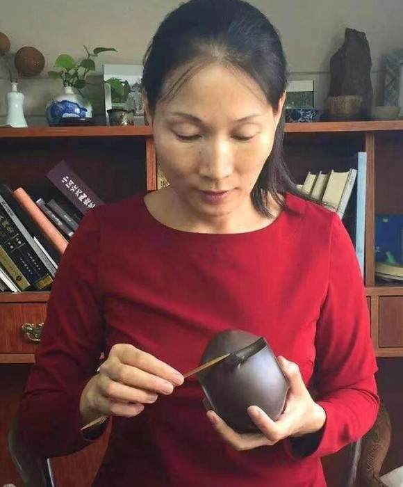 紫砂艺人钱小珍，助理工艺美术师