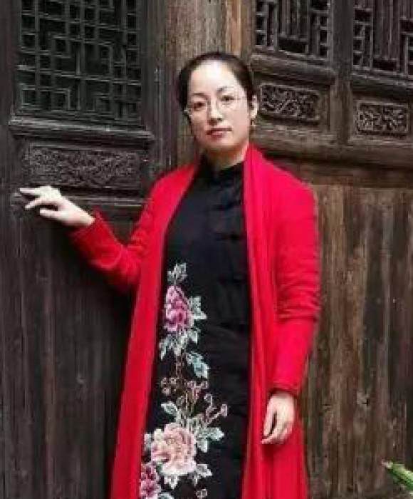 紫砂艺人钱张荣，高级工艺美术师