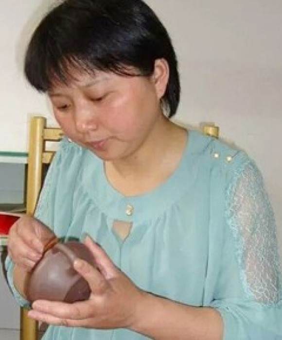紫砂艺人钱文英，工艺美术师