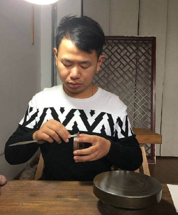 紫砂艺人钱浩，助理工艺美术师