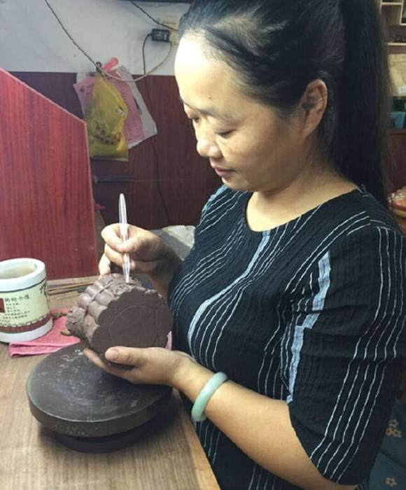 紫砂艺人钱红芬，助理工艺美术师