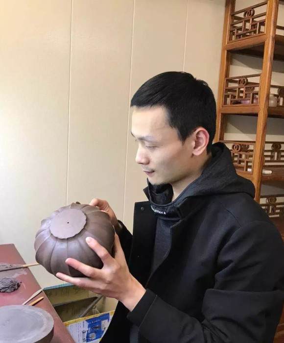 紫砂艺人钱顺杰，助理工艺美术师