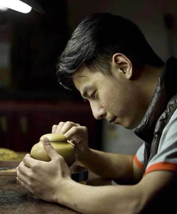 紫砂艺人钱飞达，工艺美术师