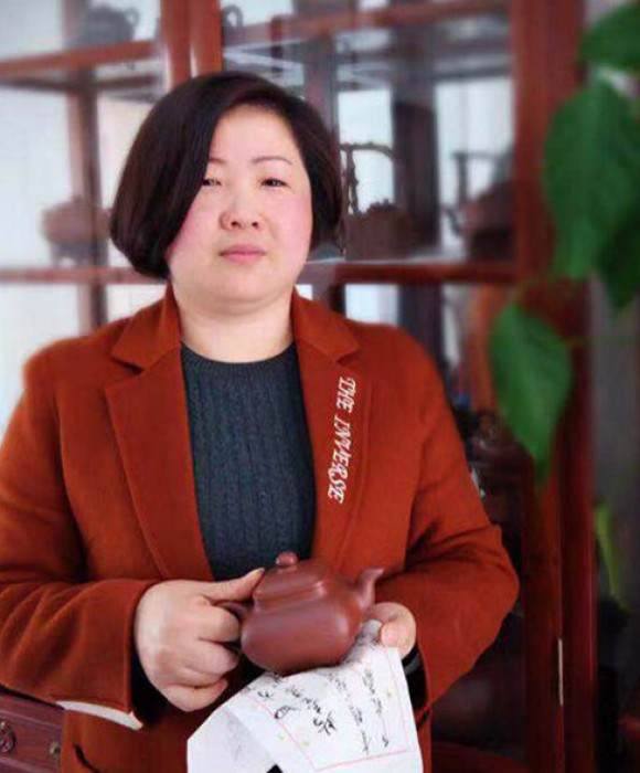 紫砂艺人闵剑芬，助理工艺美术师
