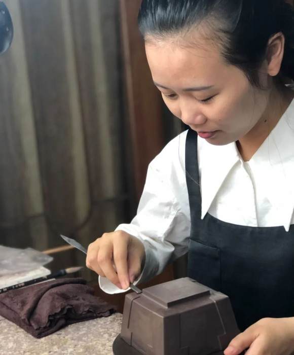 紫砂艺人阮冬萍，助理工艺美术师