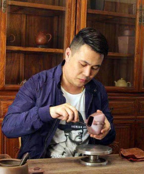 紫砂艺人陆伟，工艺美术员