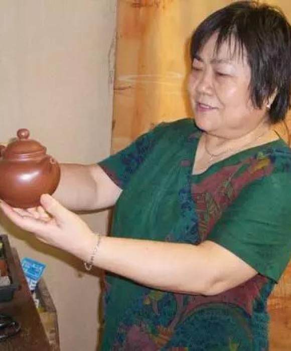 紫砂艺人陆巧英，工艺美术员