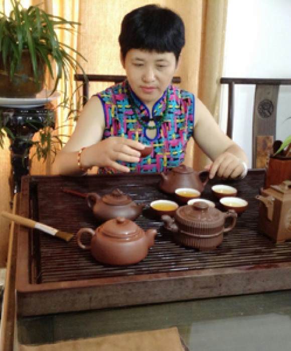 紫砂艺人陆祥妹，高级工艺美术师
