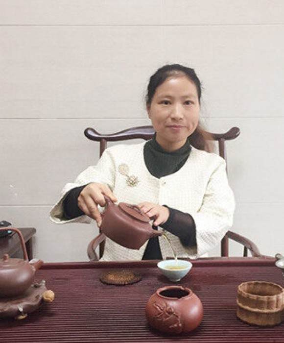 紫砂艺人陈亚芬，工艺美术师
