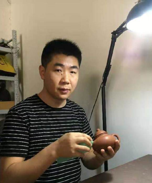 紫砂艺人陈又明，工艺美术员