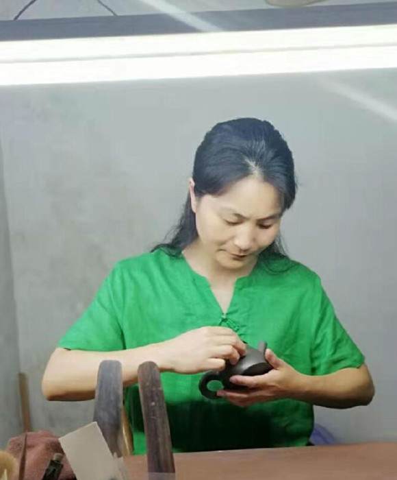 紫砂艺人陈娇，助理工艺美术师