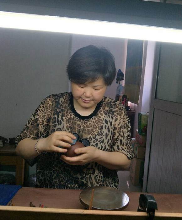 紫砂艺人陈寅芳，助理工艺美术师