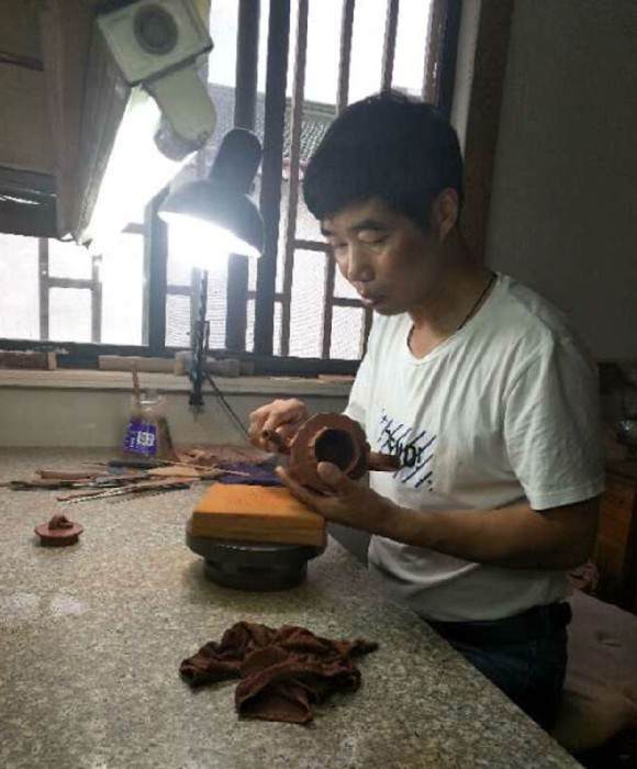 紫砂艺人陈小忠，助理工艺美术师
