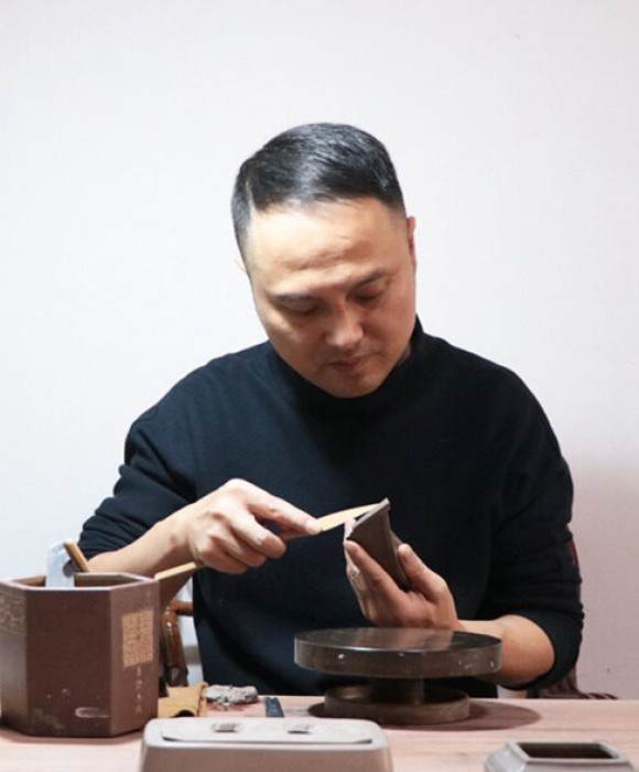 紫砂艺人陈志云，高级工艺美术师