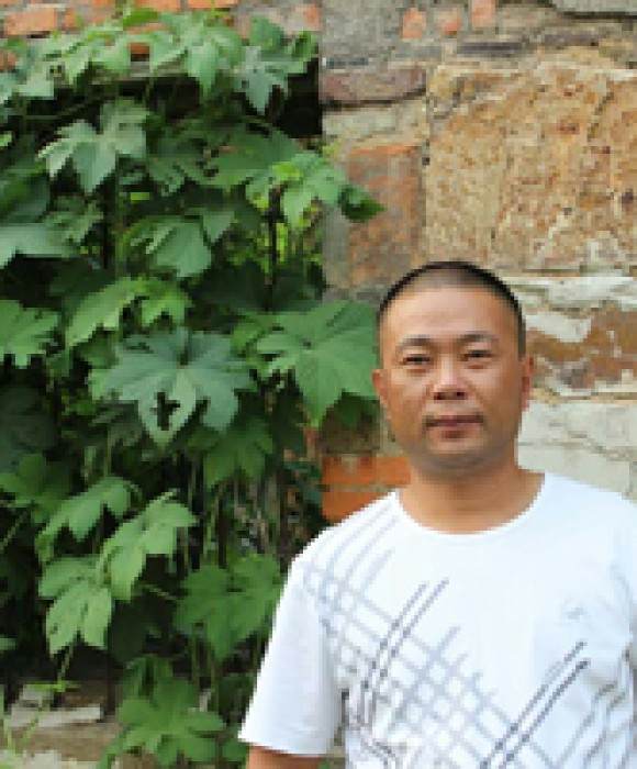 紫砂艺人陈永强，高级工艺美术师