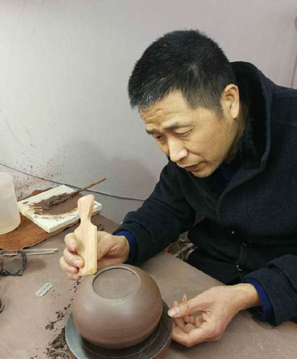 紫砂艺人陈洪光，工艺美术师