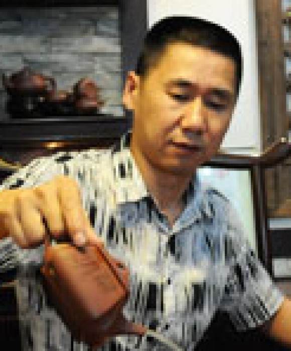 紫砂艺人陈洪新，工艺美术员