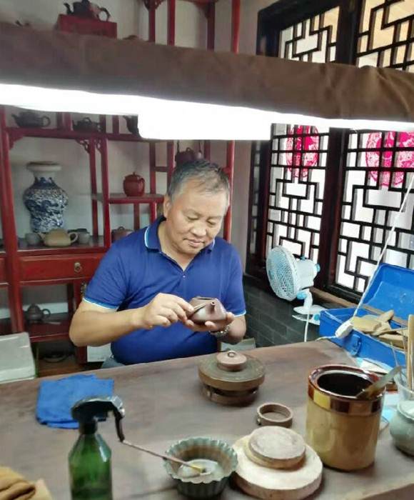 紫砂艺人陈洪根，助理工艺美术师