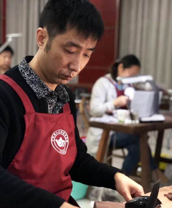 紫砂艺人陈清法，高级工艺美术师（乡土人才评审获得）