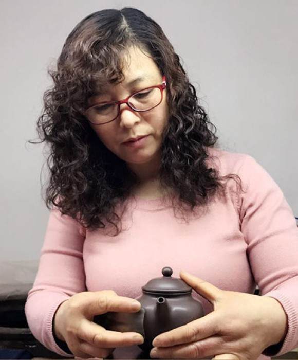 紫砂艺人陈玉芳，助理工艺美术师