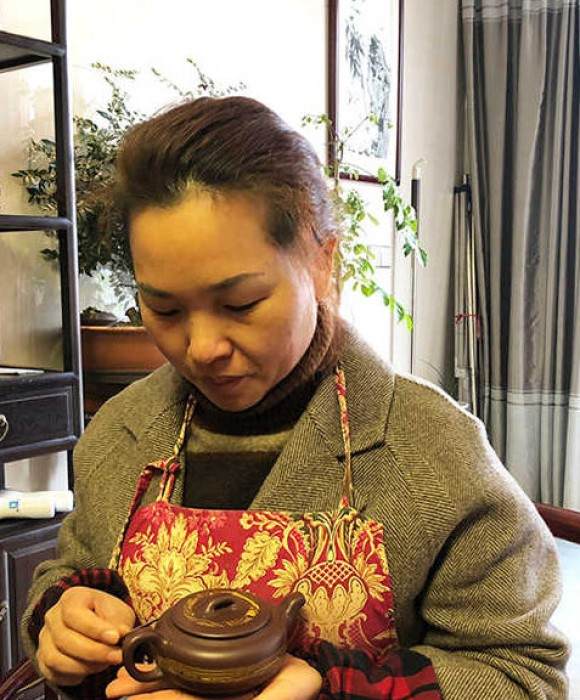 紫砂艺人陈琴芬，助理工艺美术师
