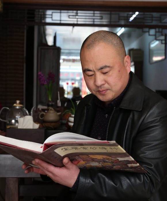 紫砂艺人陈育平，工艺美术师
